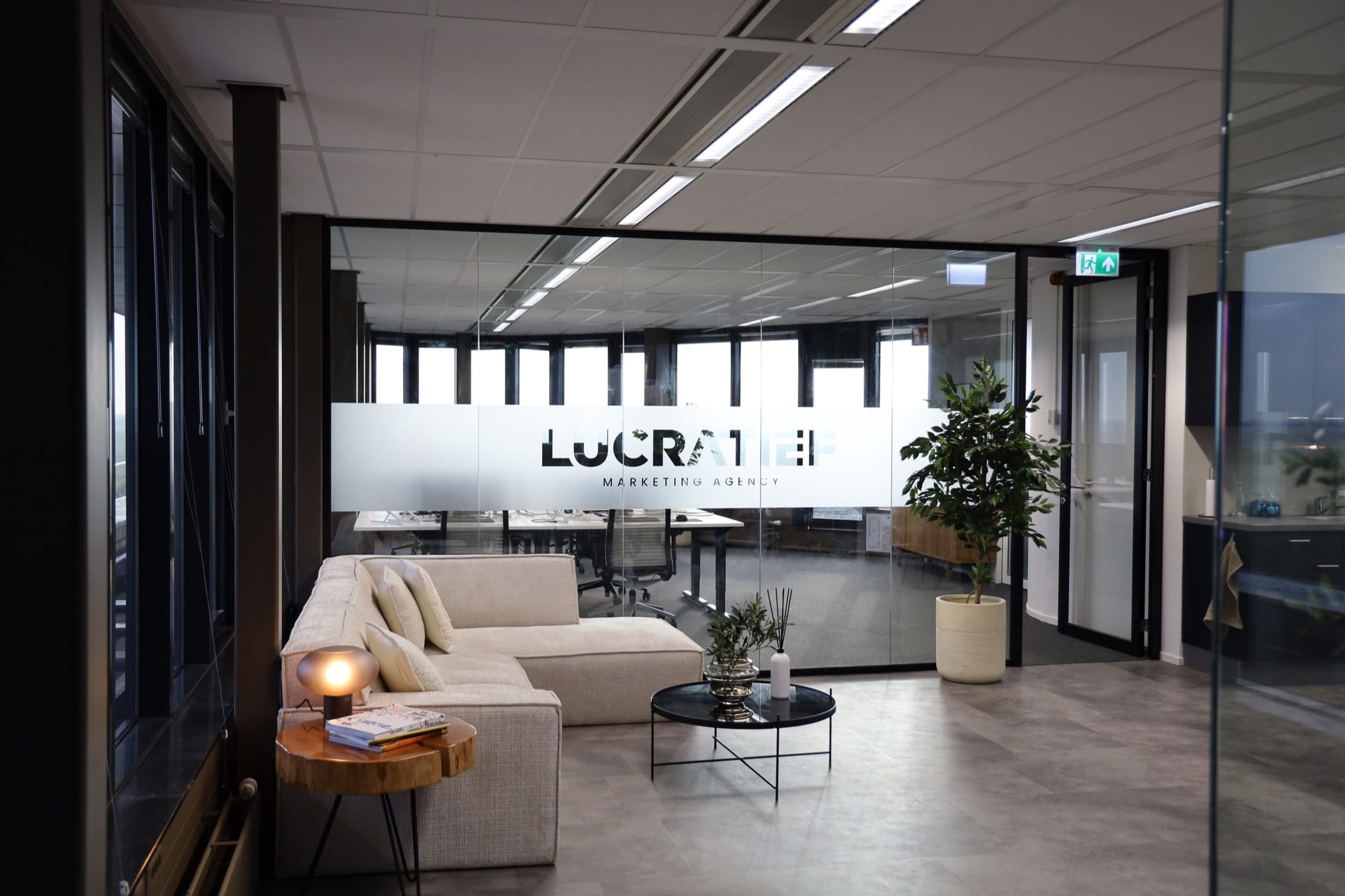Foto op kantoor bij LUCRATIEF